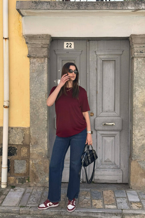 T-SHIRT NJE NGJYRESH ME JAKE TE RRUMBULLAKET PER FEMRA NE NGJYRE VISHNJE + 6 PALE ÇORAPE DHURATE - 3