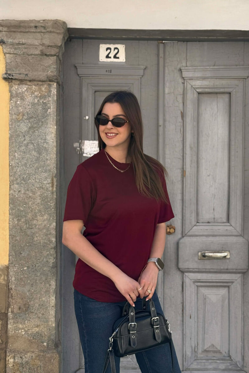 T-SHIRT NJE NGJYRESH ME JAKE TE RRUMBULLAKET PER FEMRA NE NGJYRE VISHNJE + 6 PALE ÇORAPE DHURATE - 4