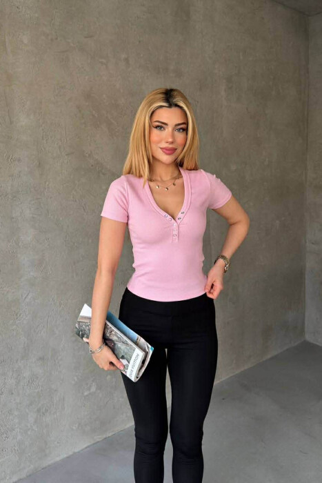 T-SHIRT NJE NGJYRESH ME JAKE V PER FEMRA NE NGJYRE ROZE - 2