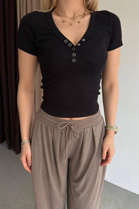 T-SHIRT NJE NGJYRESH ME JAKE V PER FEMRA NE NGJYRE TE ZEZE - 2