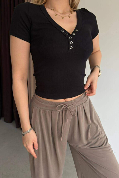 T-SHIRT NJE NGJYRESH ME JAKE V PER FEMRA NE NGJYRE TE ZEZE - 3