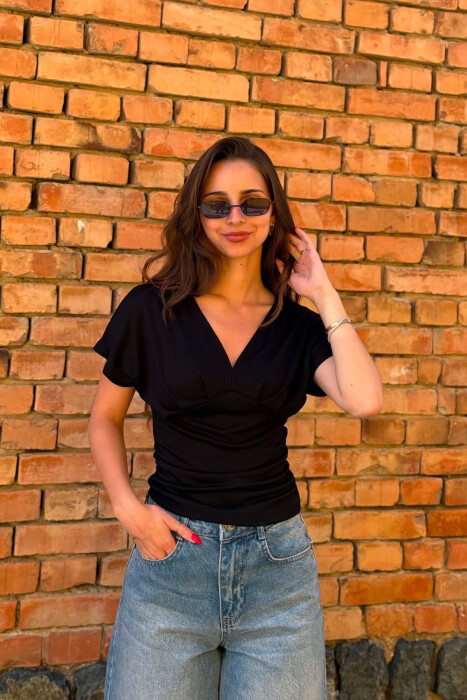 T-SHIRT NJE NGJYRESH ME JAKE V PER FEMRA NE NGJYRE TE ZEZE - 3