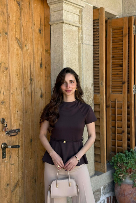 T-SHIRT NJE NGJYRESH ME LIDHESE TEK BELI PER FEMRA NE NGJYRE KAFE - 