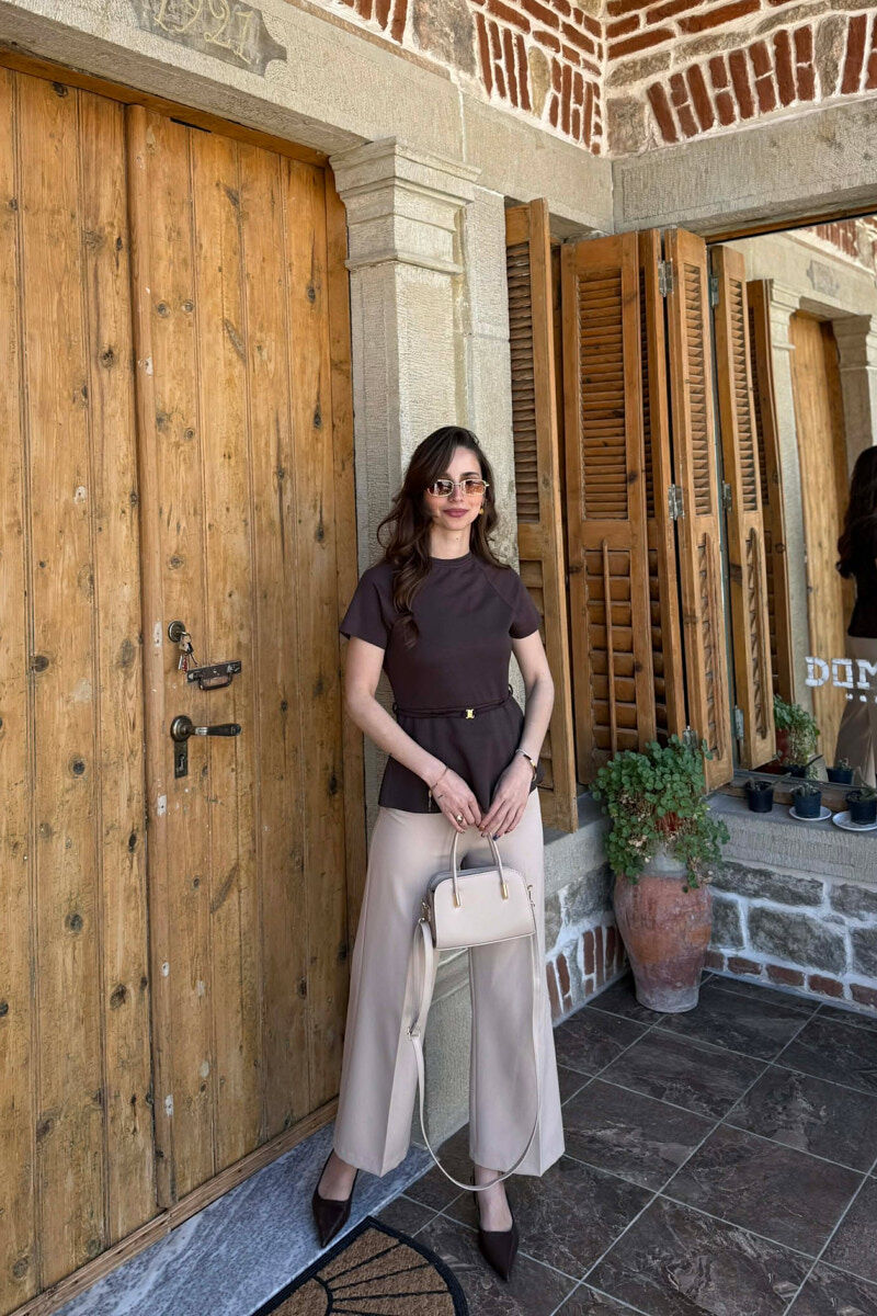 T-SHIRT NJE NGJYRESH ME LIDHESE TEK BELI PER FEMRA NE NGJYRE KAFE - 3