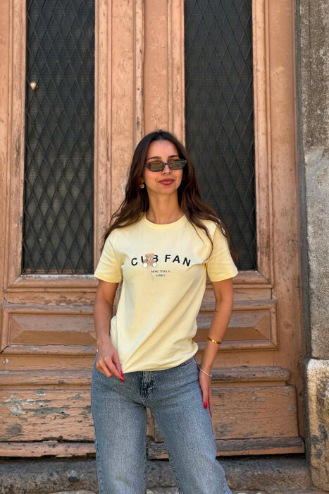 T-SHIRT NJE NGJYRESH ME LOGO DHE SHKRIME PER FEMRA NE NGJYRE LIMON - 1