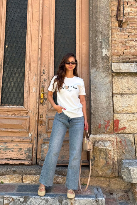 T-SHIRT NJE NGJYRESH ME LOGO DHE SHKRIME PER FEMRA NE NGJYRE TE BARDHE 
