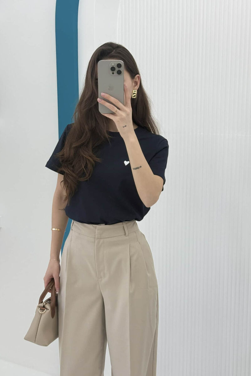 T-SHIRT NJË NGJYRËSH ME LOGON E ZEMRËS PËR FEMRA NË NGJYRËN BLU E ERRËT - 3