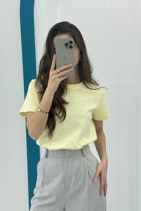 T-SHIRT NJË NGJYRËSH ME LOGON E ZEMRËS PËR FEMRA NË NGJYRËN E VERDHË - 1