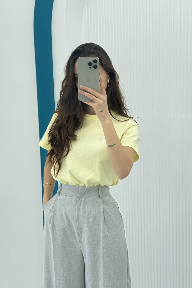 T-SHIRT NJË NGJYRËSH ME LOGON E ZEMRËS PËR FEMRA NË NGJYRËN E VERDHË - 2