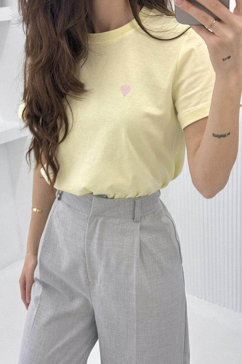 T-SHIRT NJË NGJYRËSH ME LOGON E ZEMRËS PËR FEMRA NË NGJYRËN E VERDHË - 3