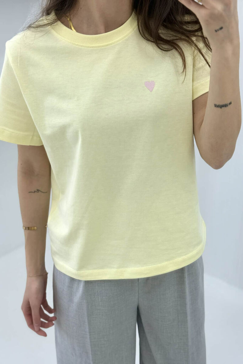 T-SHIRT NJË NGJYRËSH ME LOGON E ZEMRËS PËR FEMRA NË NGJYRËN E VERDHË - 4