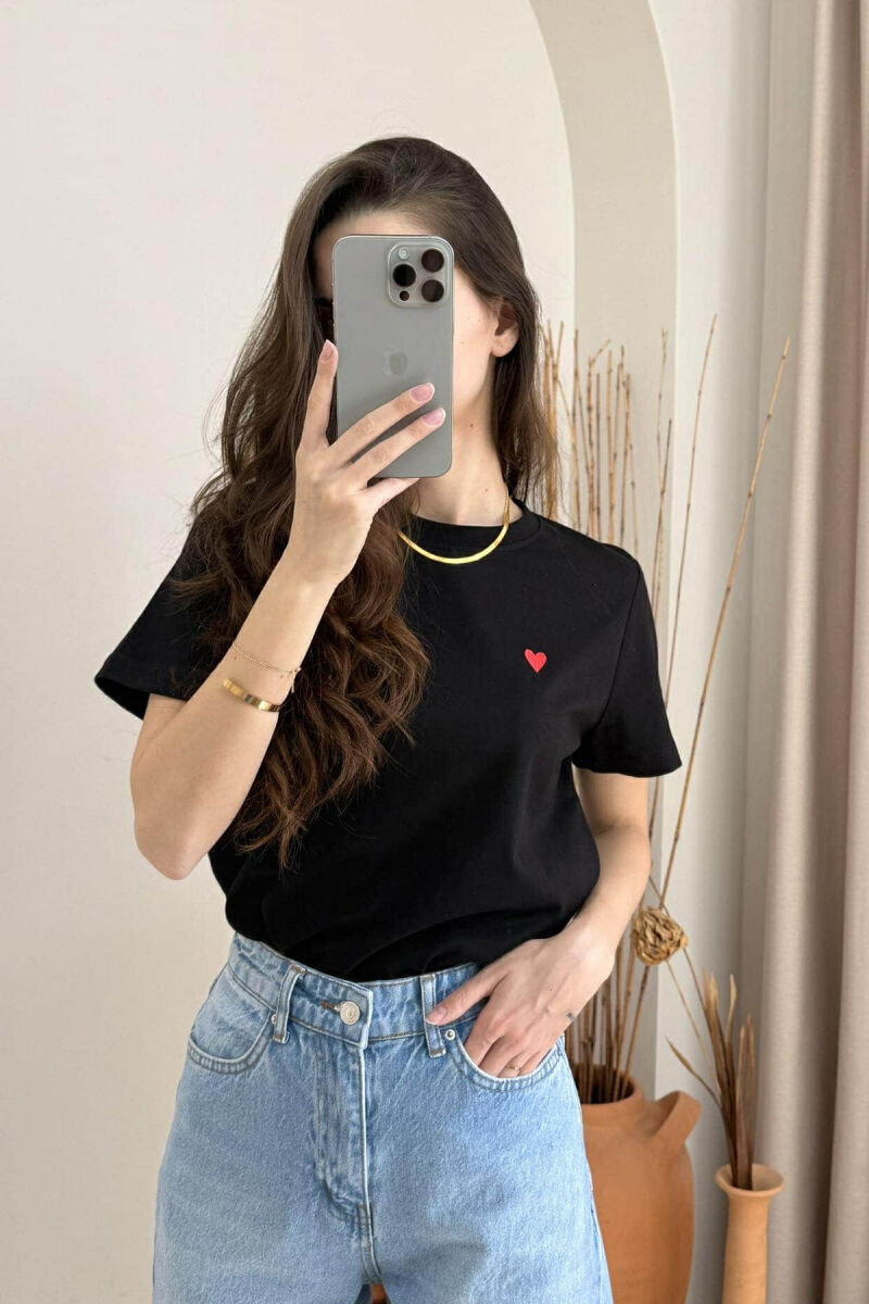 T-SHIRT NJË NGJYRËSH ME LOGON E ZEMRËS PËR FEMRA NË NGJYRËN E ZEZË - 1