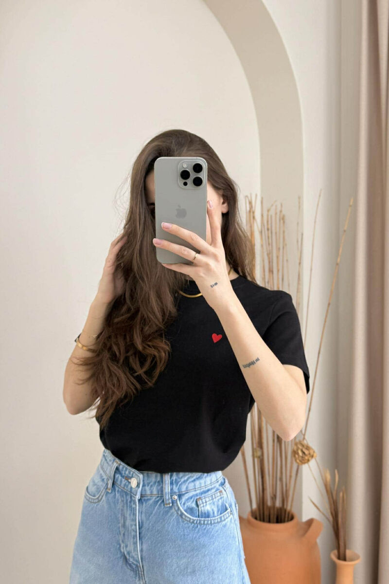 T-SHIRT NJË NGJYRËSH ME LOGON E ZEMRËS PËR FEMRA NË NGJYRËN E ZEZË - 2