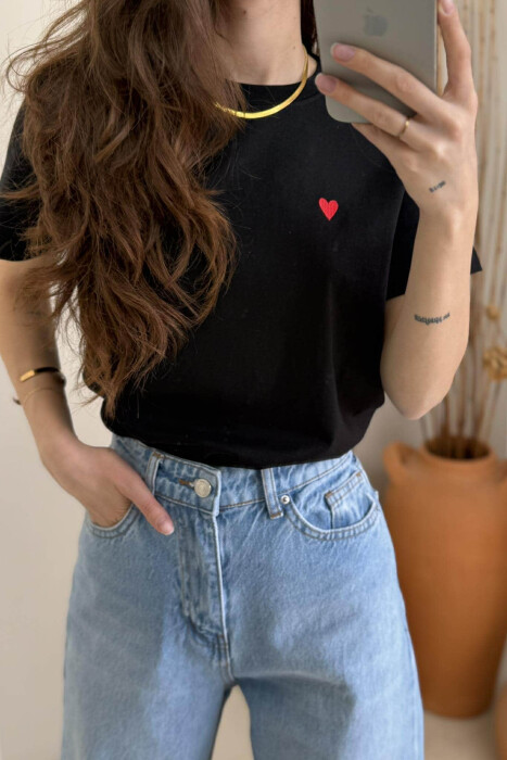 T-SHIRT NJË NGJYRËSH ME LOGON E ZEMRËS PËR FEMRA NË NGJYRËN E ZEZË - 3