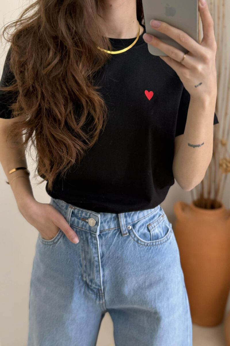 T-SHIRT NJË NGJYRËSH ME LOGON E ZEMRËS PËR FEMRA NË NGJYRËN E ZEZË - 3