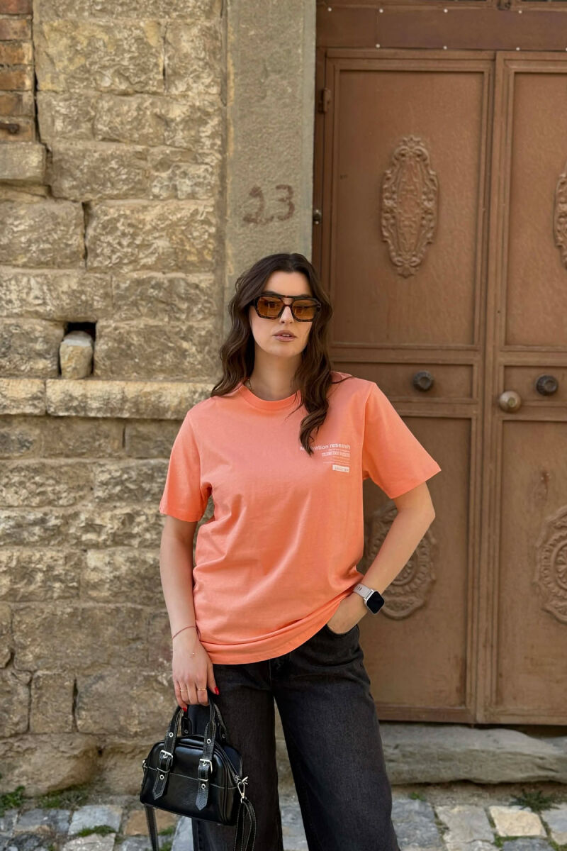 T-SHIRT NJE NGJYRESH ME SHKRIME PER FEMRA NE NGJYRE SALMON+ 6 PALE ÇORAPE DHURATE - 1