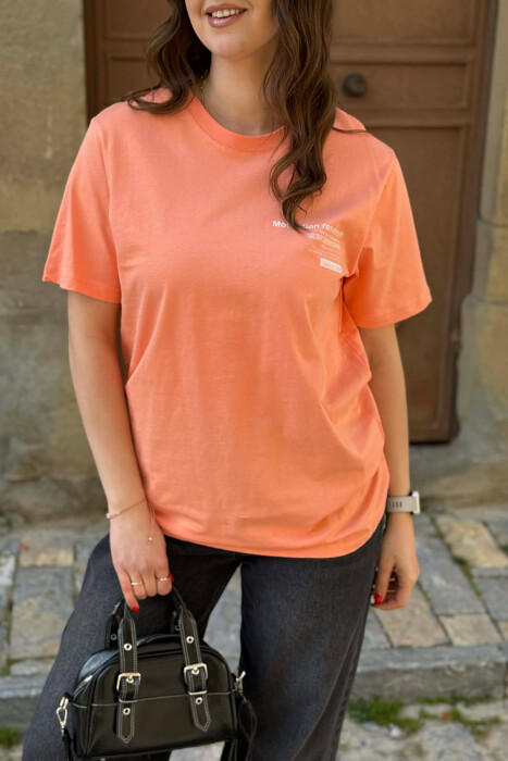 T-SHIRT NJE NGJYRESH ME SHKRIME PER FEMRA NE NGJYRE SALMON+ 6 PALE ÇORAPE DHURATE - 3