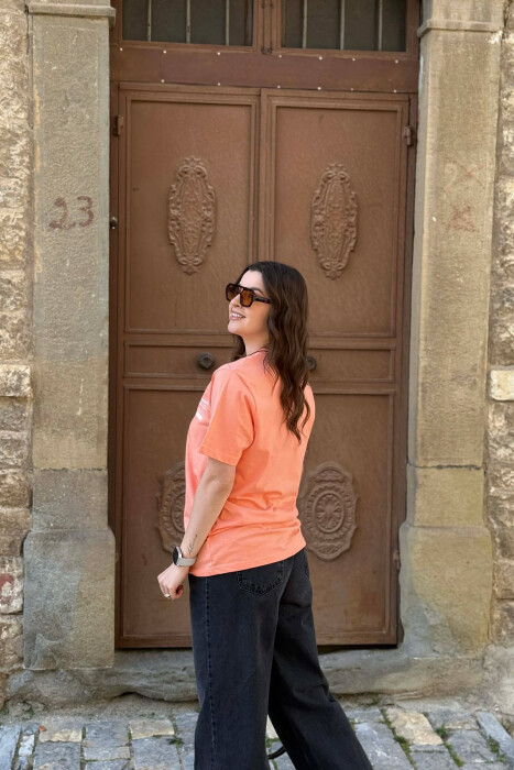 T-SHIRT NJE NGJYRESH ME SHKRIME PER FEMRA NE NGJYRE SALMON+ 6 PALE ÇORAPE DHURATE - 4