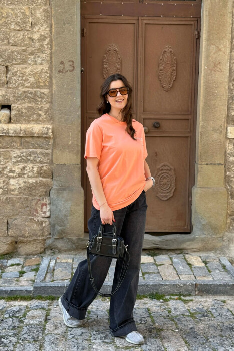 T-SHIRT NJE NGJYRESH ME SHKRIME PER FEMRA NE NGJYRE SALMON+ 6 PALE ÇORAPE DHURATE - 5