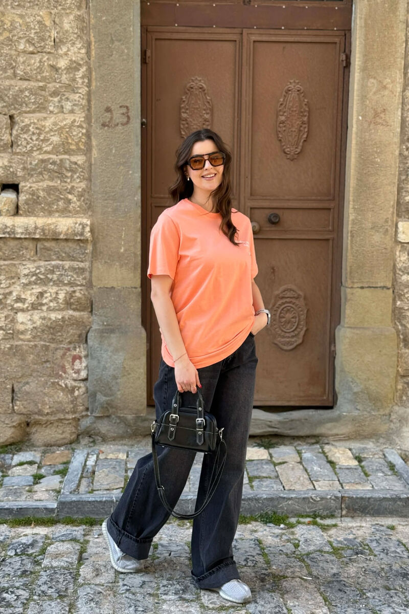 T-SHIRT NJE NGJYRESH ME SHKRIME PER FEMRA NE NGJYRE SALMON+ 6 PALE ÇORAPE DHURATE - 5