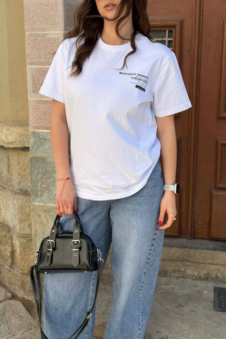 T-SHIRT NJE NGJYRESH ME SHKRIME PER FEMRA NE NGJYRE TE BARDHE + 6 PALE ÇORAPE DHURATE - KLAUDIO FASHION