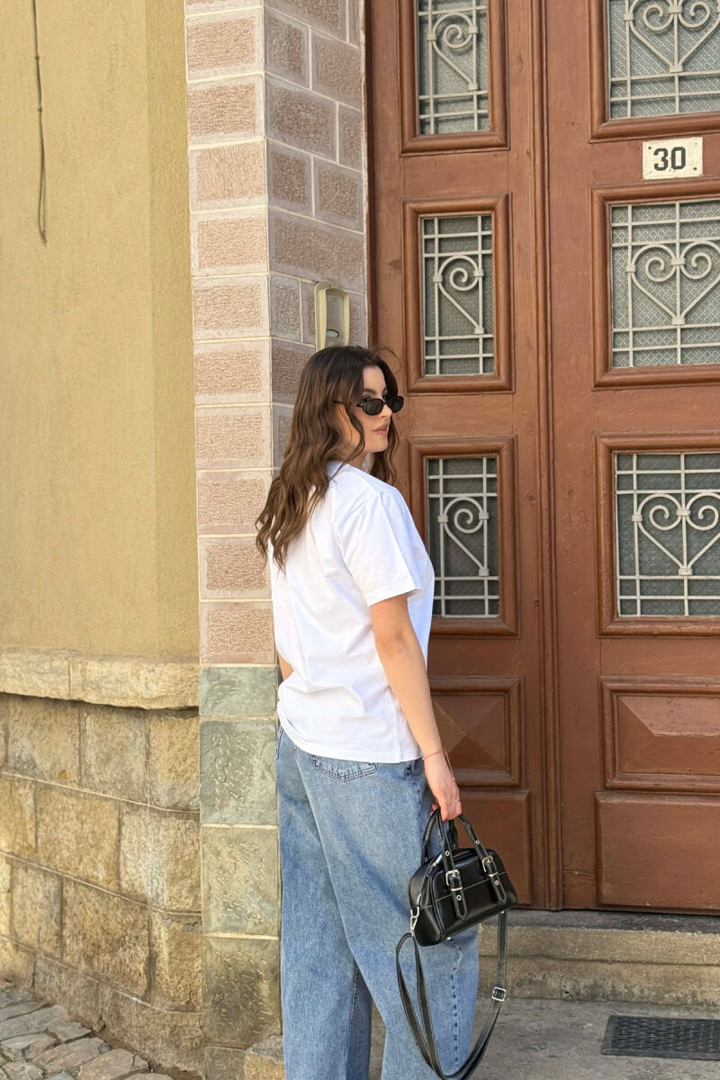 T-SHIRT NJE NGJYRESH ME SHKRIME PER FEMRA NE NGJYRE TE BARDHE + 6 PALE ÇORAPE DHURATE - 3