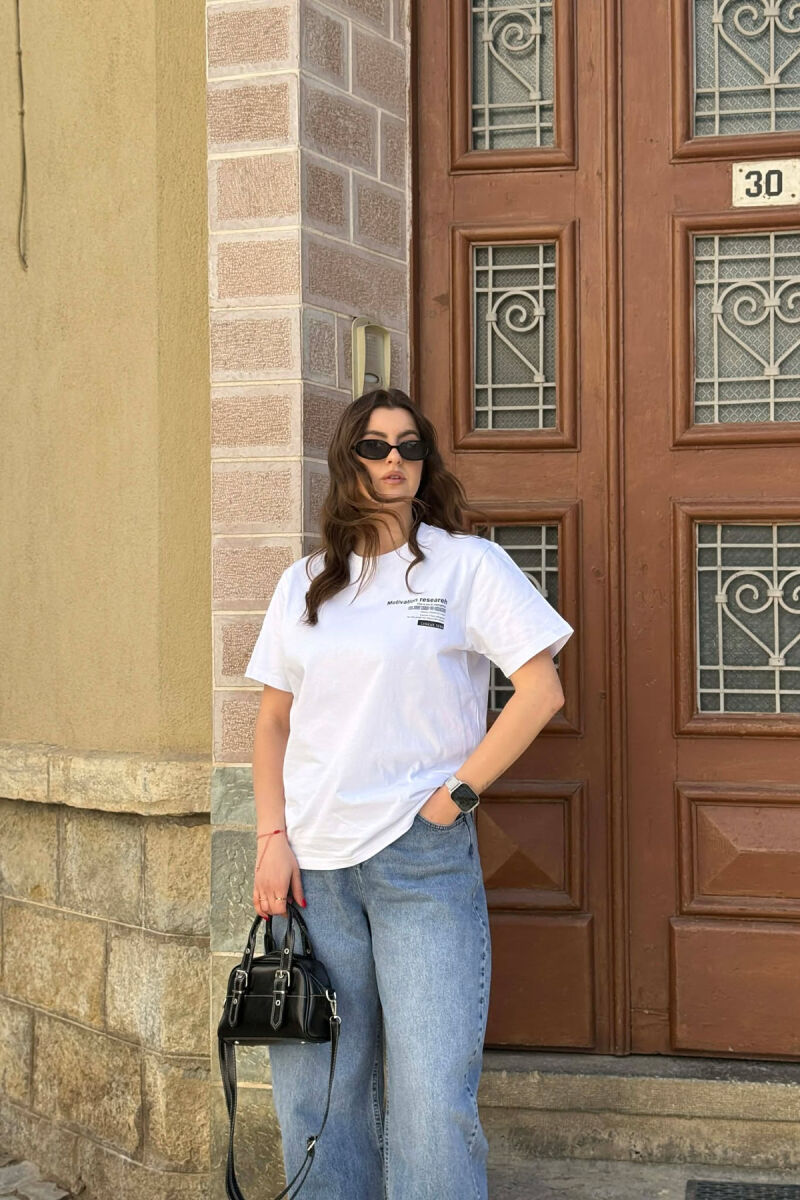 T-SHIRT NJE NGJYRESH ME SHKRIME PER FEMRA NE NGJYRE TE BARDHE + 6 PALE ÇORAPE DHURATE - 4