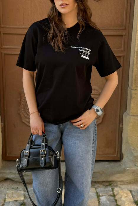 T-SHIRT NJE NGJYRESH ME SHKRIME PER FEMRA NE NGJYRE TE ZEZE + 6 PALE ÇORAPE DHURATE - 1