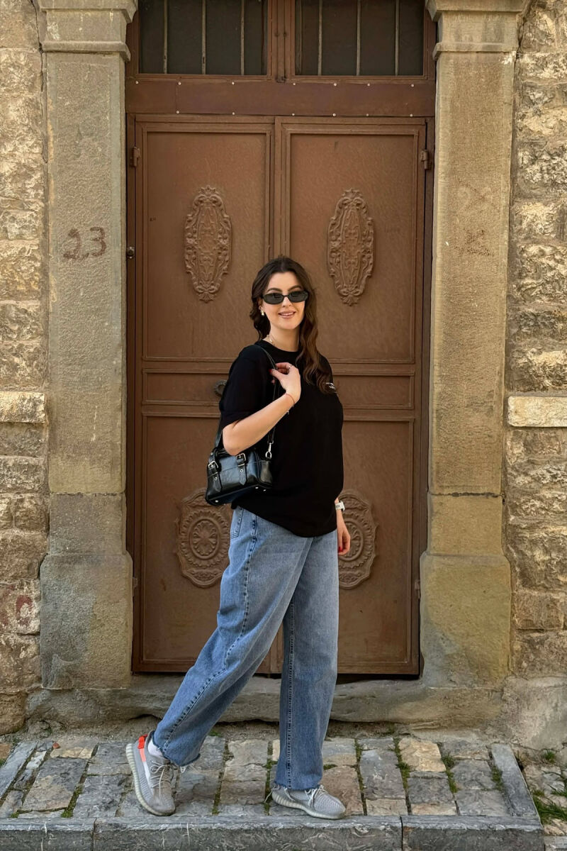 T-SHIRT NJE NGJYRESH ME SHKRIME PER FEMRA NE NGJYRE TE ZEZE + 6 PALE ÇORAPE DHURATE - 4