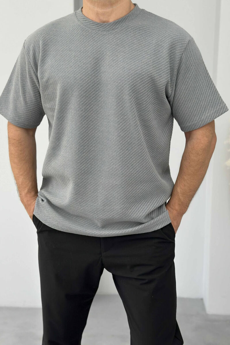 T-SHIRT NJË NGJYRËSH ME TEKSTURË PËR MESHKUJ NË NGJYRËN GRI - 1