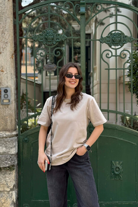 T-SHIRT NJE NGJYRESH PER FEMRA NE NGJYRE BEZHE TE ZBARDHUR + 6 PALE ÇORAPE DHURATE - 1