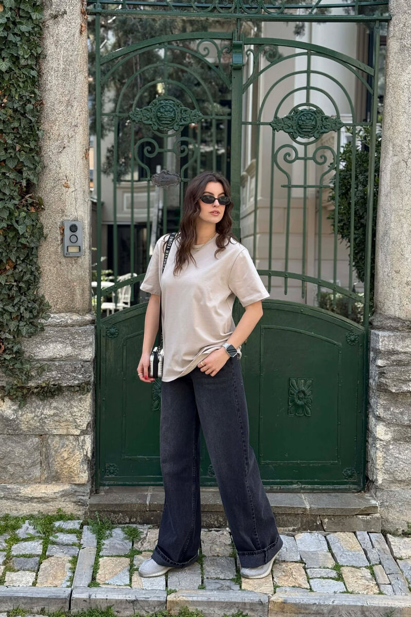 T-SHIRT NJE NGJYRESH PER FEMRA NE NGJYRE BEZHE TE ZBARDHUR + 6 PALE ÇORAPE DHURATE - 3