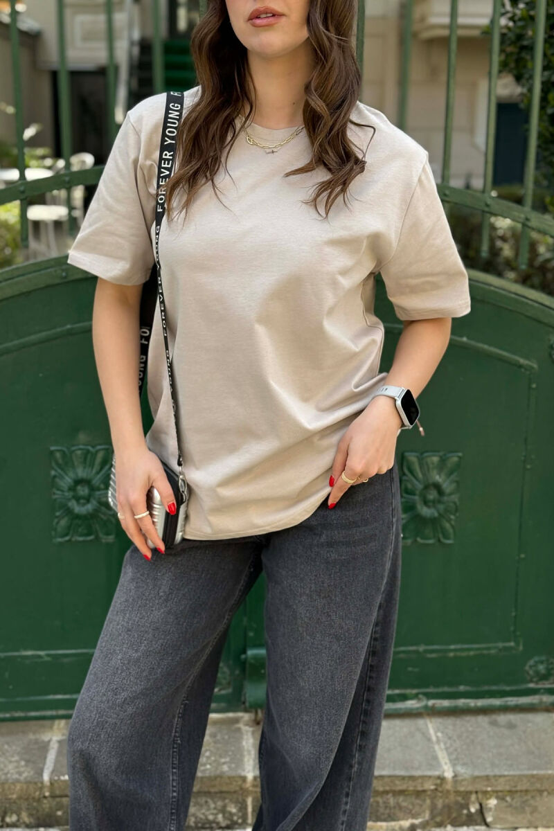 T-SHIRT NJE NGJYRESH PER FEMRA NE NGJYRE BEZHE TE ZBARDHUR + 6 PALE ÇORAPE DHURATE - 4