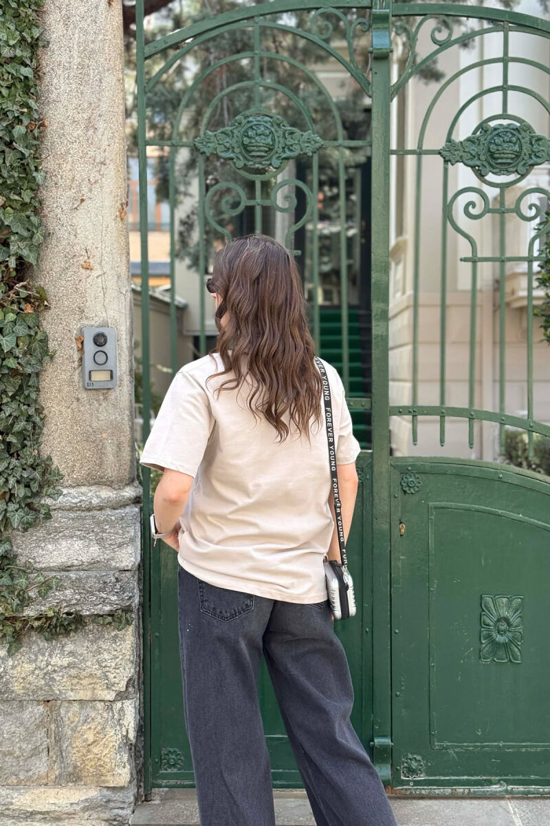 T-SHIRT NJE NGJYRESH PER FEMRA NE NGJYRE BEZHE TE ZBARDHUR + 6 PALE ÇORAPE DHURATE - 5