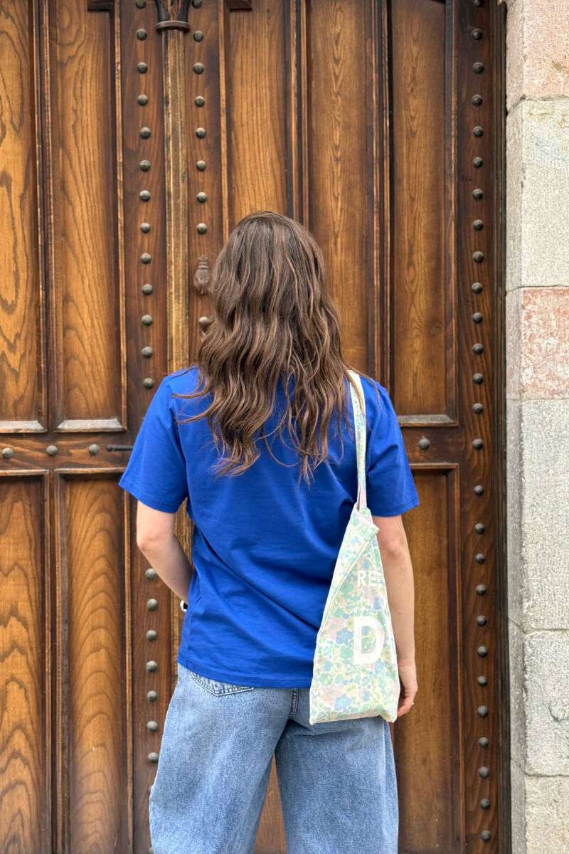 T-SHIRT NJE NGJYRESH PER FEMRA NE NGJYRE BLU+ 6 PALE ÇORAPE DHURATE - 5