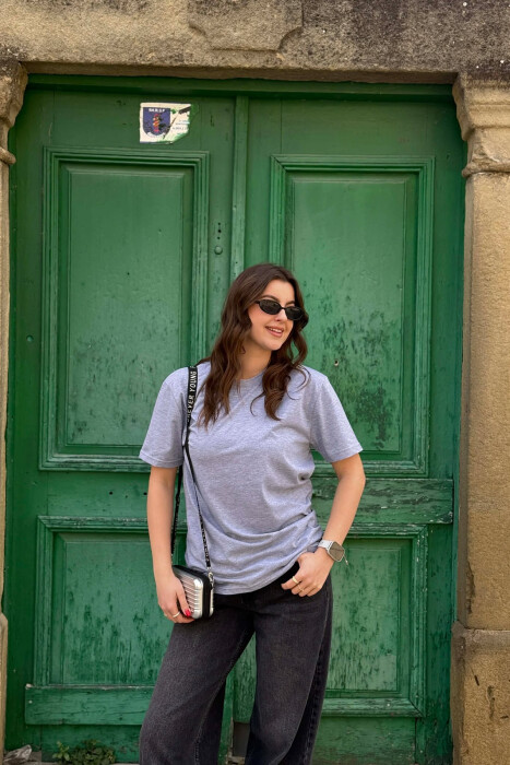 T-SHIRT NJE NGJYRESH PER FEMRA NE NGJYRE GRI + 6 PALE ÇORAPE DHURATE - 1