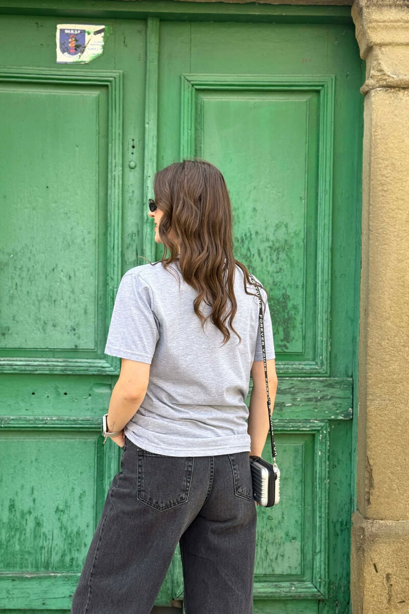 T-SHIRT NJE NGJYRESH PER FEMRA NE NGJYRE GRI + 6 PALE ÇORAPE DHURATE - 5