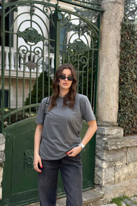 T-SHIRT NJE NGJYRESH PER FEMRA NE NGJYRE GRI TE ERRET + 6 PALE ÇORAPE DHURATE - 1