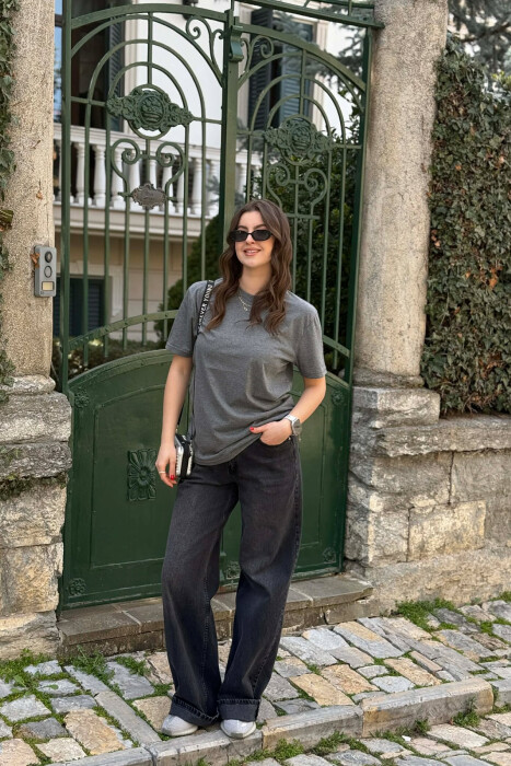 T-SHIRT NJE NGJYRESH PER FEMRA NE NGJYRE GRI TE ERRET + 6 PALE ÇORAPE DHURATE - 3