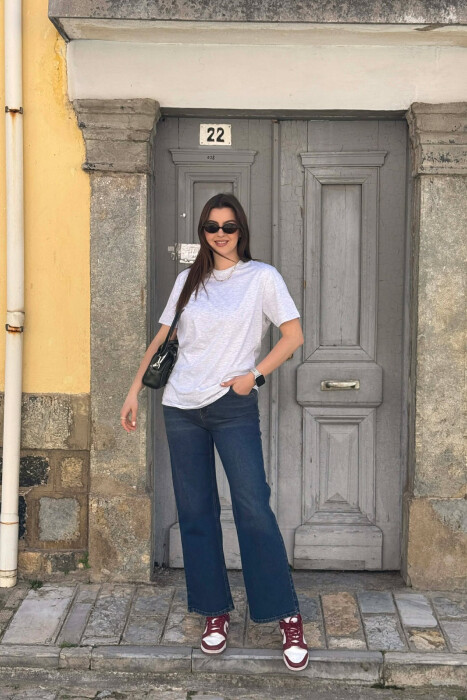 T-SHIRT NJE NGJYRESH PER FEMRA NE NGJYRE GRI TE ZBARDHUR + 6 PALE ÇORAPE DHURATE - 3