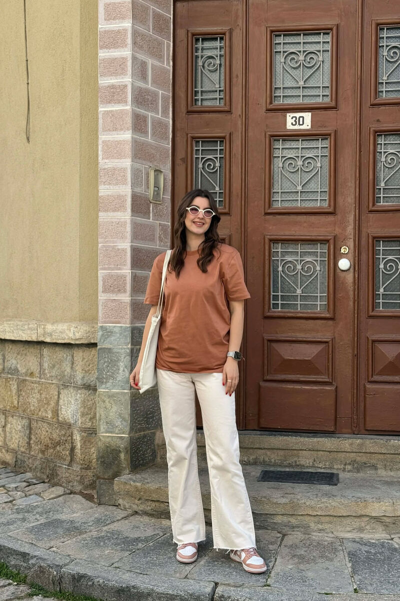 T-SHIRT NJE NGJYRESH PER FEMRA NE NGJYRE KAFE + 6 PALE ÇORAPE DHURATE - 2