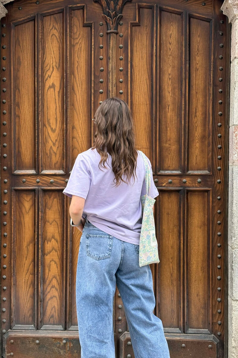 T-SHIRT NJE NGJYRESH PER FEMRA NE NGJYRE LEJLA TE ZBARDHUR + 6 PALE ÇORAPE DHURATE - 5