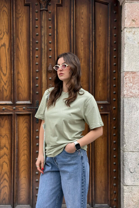 T-SHIRT NJE NGJYRESH PER FEMRA NE NGJYRE MENTE + 6 PALE ÇORAPE DHURATE - 1