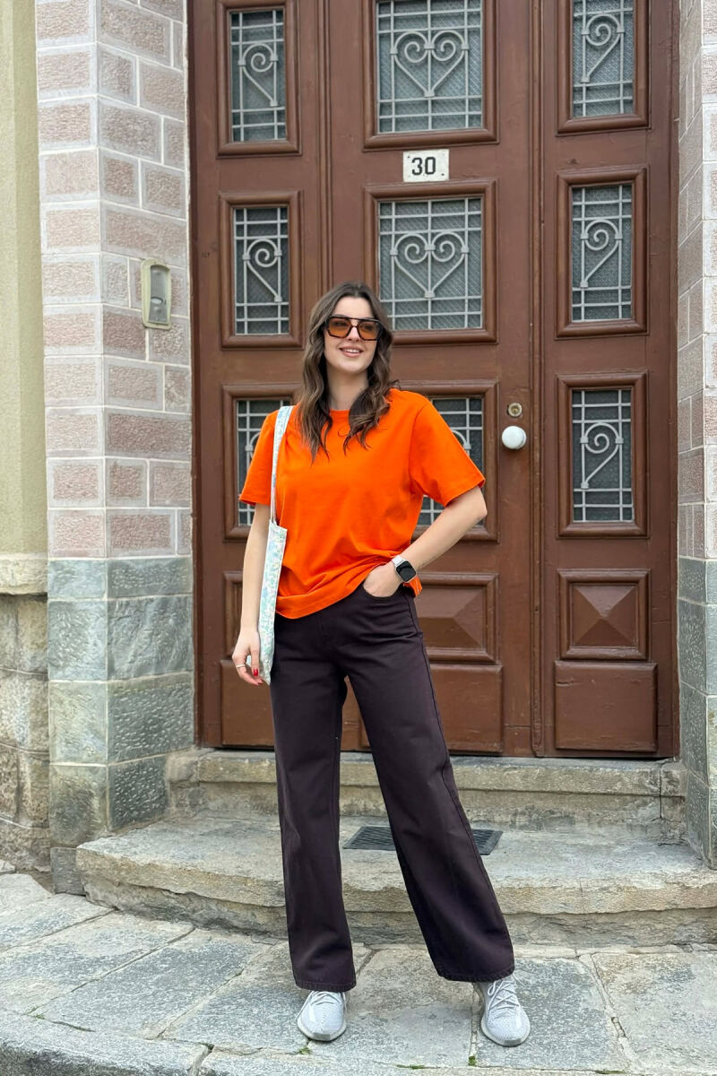 T-SHIRT NJE NGJYRESH PER FEMRA NE NGJYRE PORTOKALLI+ 6 PALE ÇORAPE DHURATE - 3