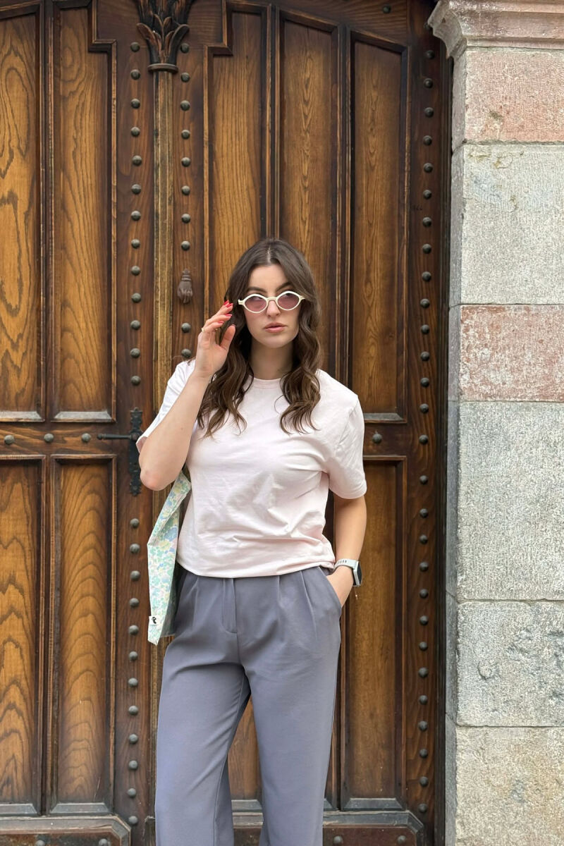 T-SHIRT NJE NGJYRESH PER FEMRA NE NGJYRE ROZE TE ZBARDHUR + 6 PALE ÇORAPE DHURATE - 1