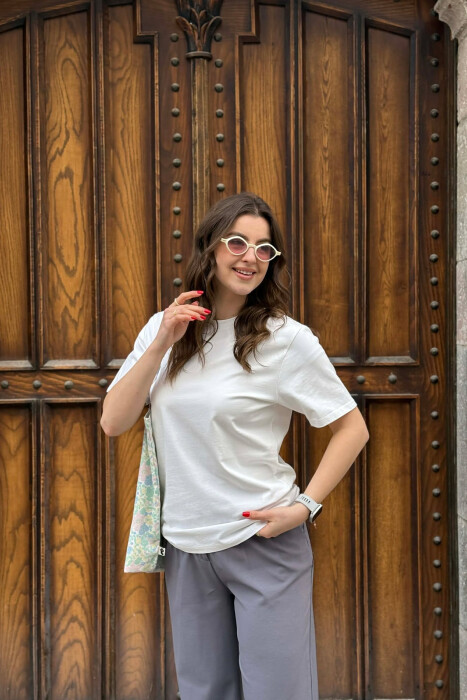 T-SHIRT NJE NGJYRESH PER FEMRA NE NGJYRE TE BARDHE ANTIKE + 6 PALE ÇORAPE DHURATE - 1