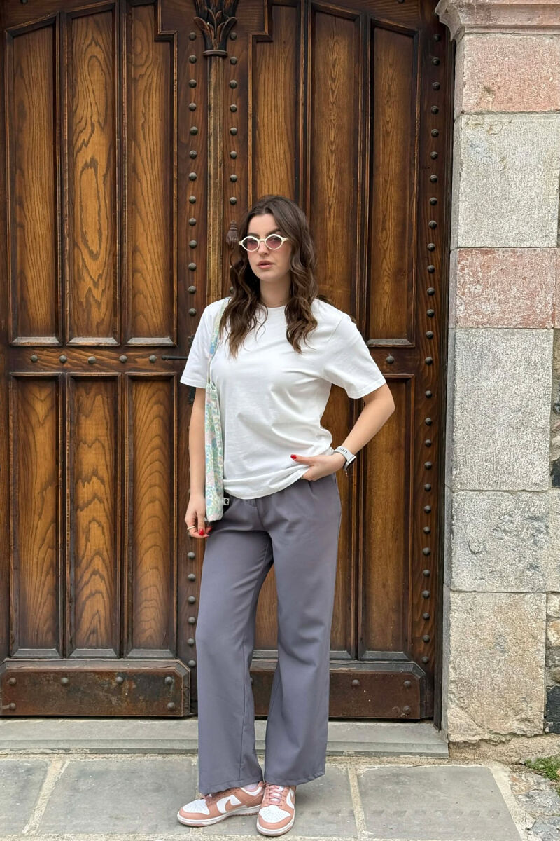 T-SHIRT NJE NGJYRESH PER FEMRA NE NGJYRE TE BARDHE ANTIKE + 6 PALE ÇORAPE DHURATE - 2