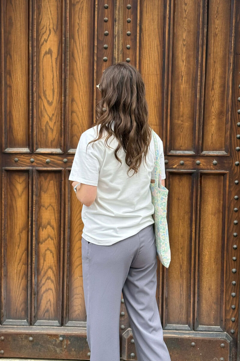 T-SHIRT NJE NGJYRESH PER FEMRA NE NGJYRE TE BARDHE ANTIKE + 6 PALE ÇORAPE DHURATE - 4