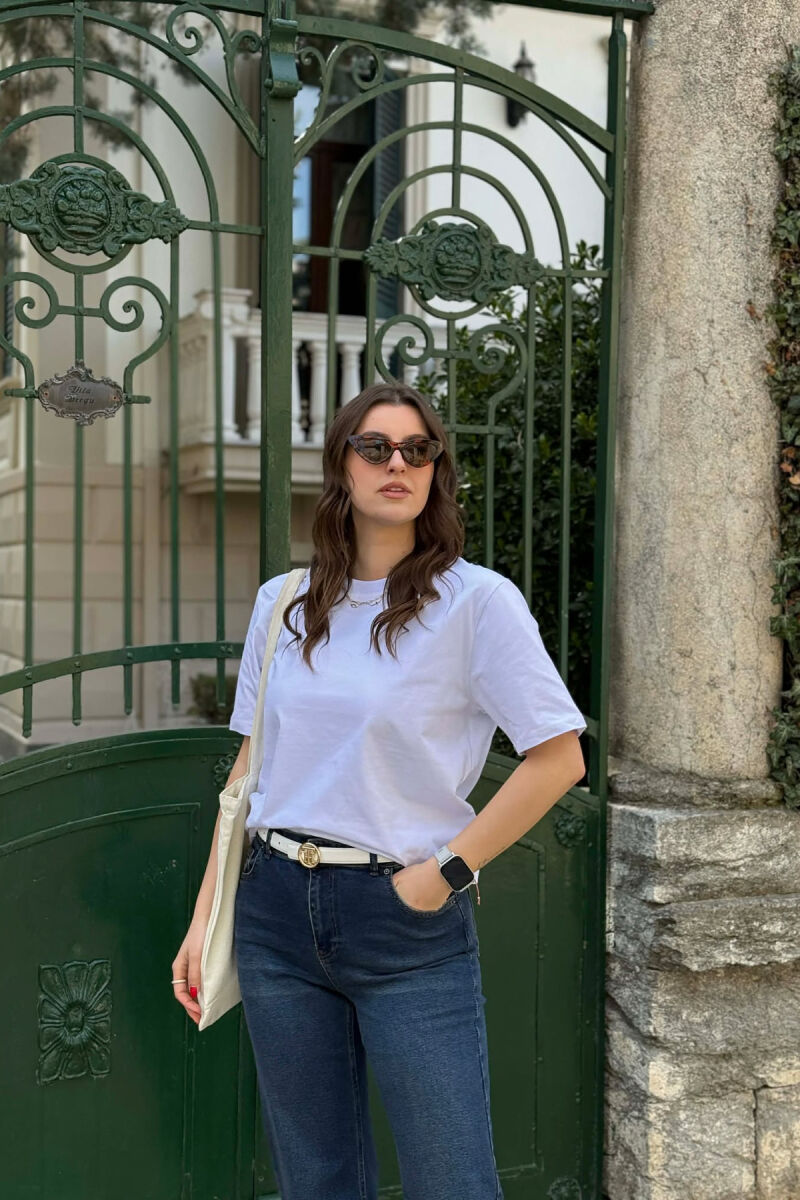 T-SHIRT NJE NGJYRESH PER FEMRA NE NGJYRE TE BARDHE+ 6 PALE ÇORAPE DHURATE - 1