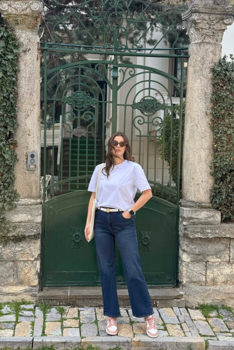 T-SHIRT NJE NGJYRESH PER FEMRA NE NGJYRE TE BARDHE+ 6 PALE ÇORAPE DHURATE - 3